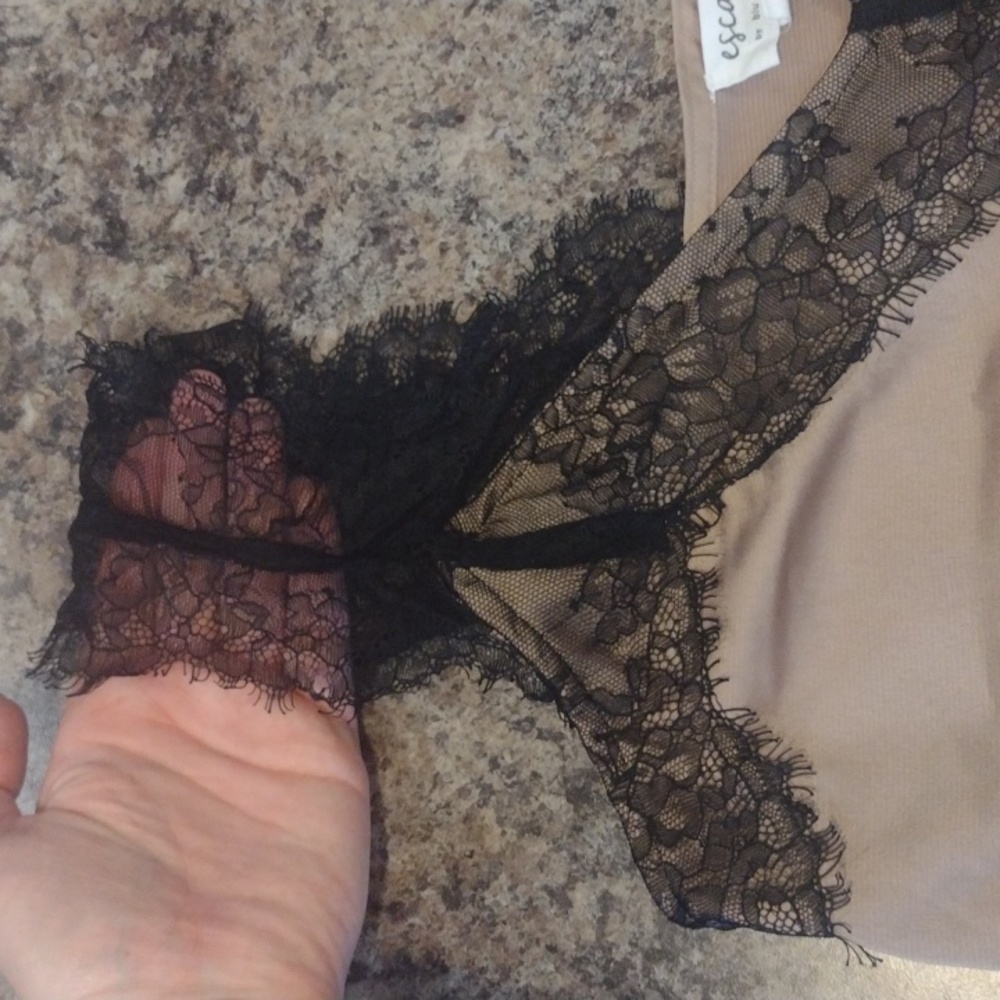 ✨3/$20 bundle- Blu Pepper Beige Chemise with Black Lace Trim✨ - Picture 3 of 6